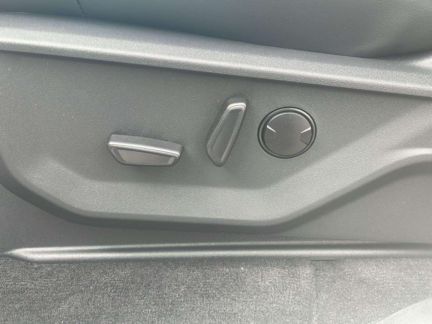 New 2027 Star White Metallic Tri-Coat Ford MAX Platinum image 10