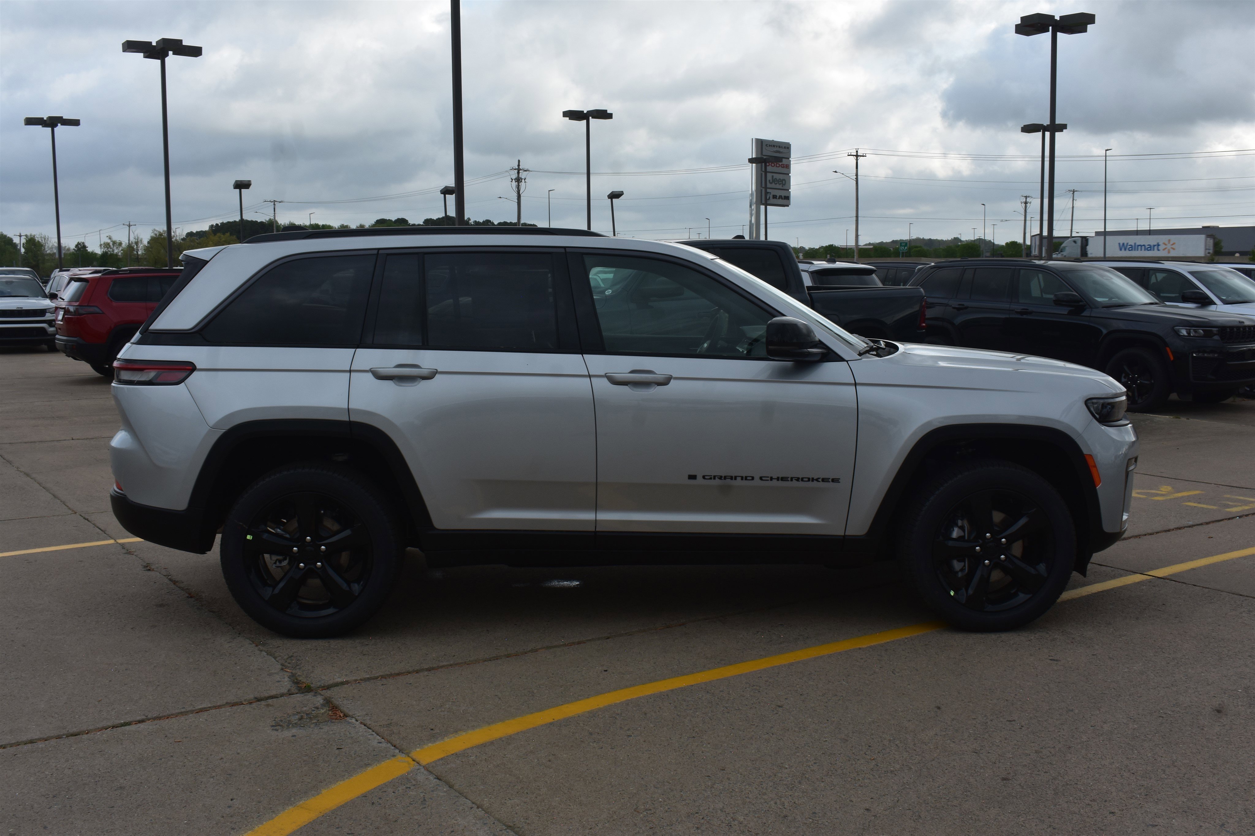 New 2026 Silver Zynith Exterior Paint Jeep Limited image 4