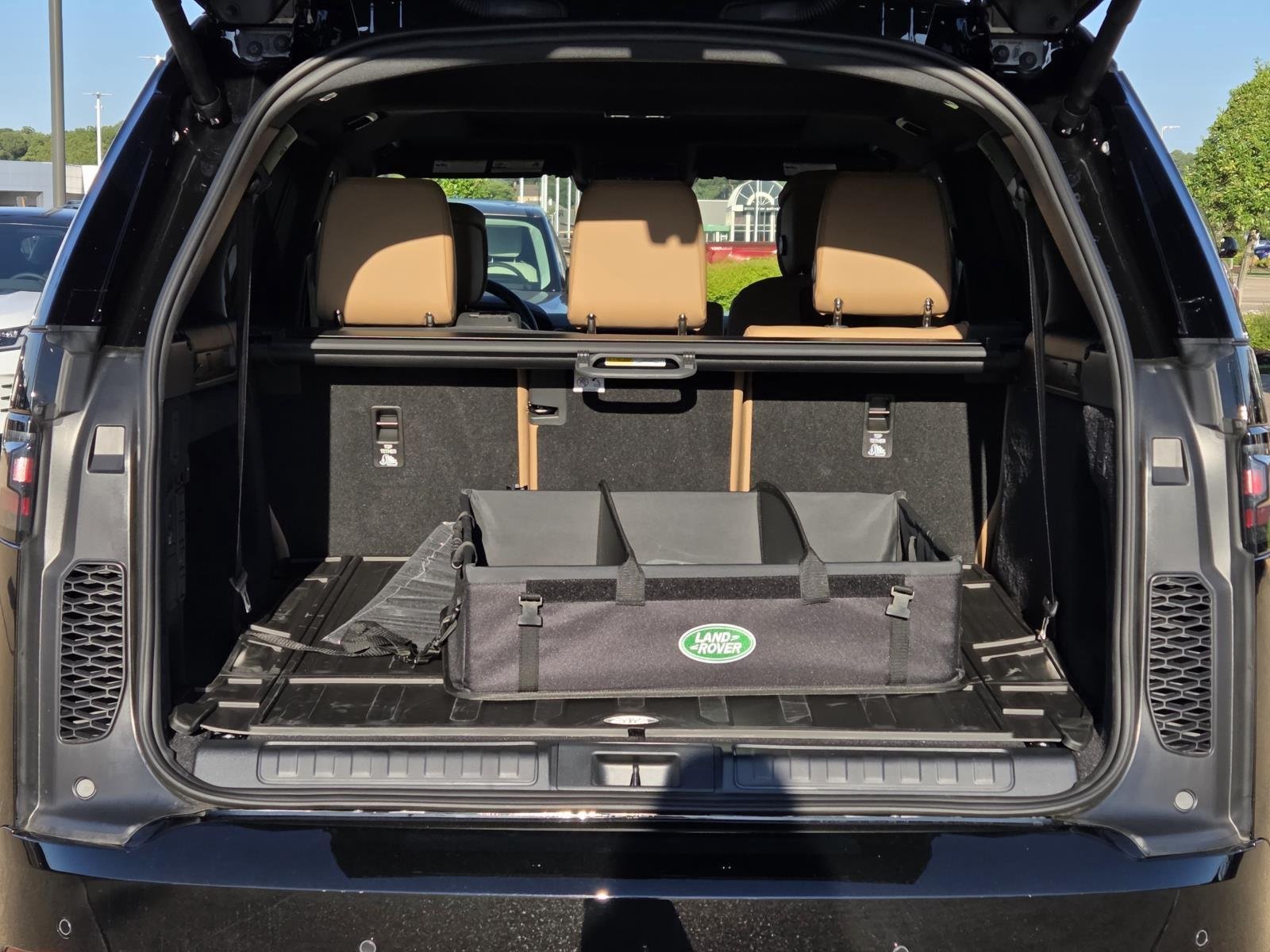 New 2026 Santorini Black Land Rover Dynamic SE image 9