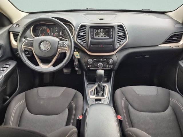 Used 2016 Silver Jeep Latitude image 9