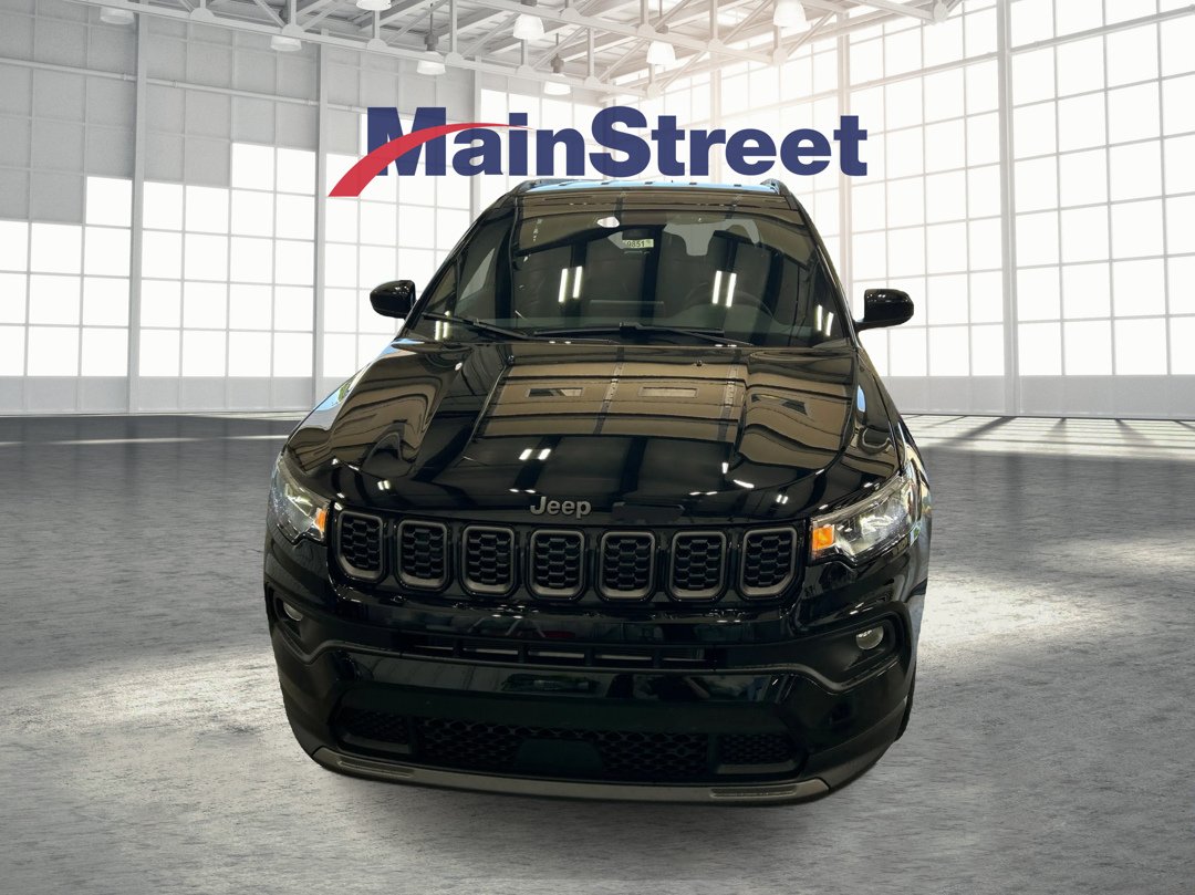 New 2026 Diamond Black Crystal Pearl-Coat Exterior Paint Jeep Latitude image 8
