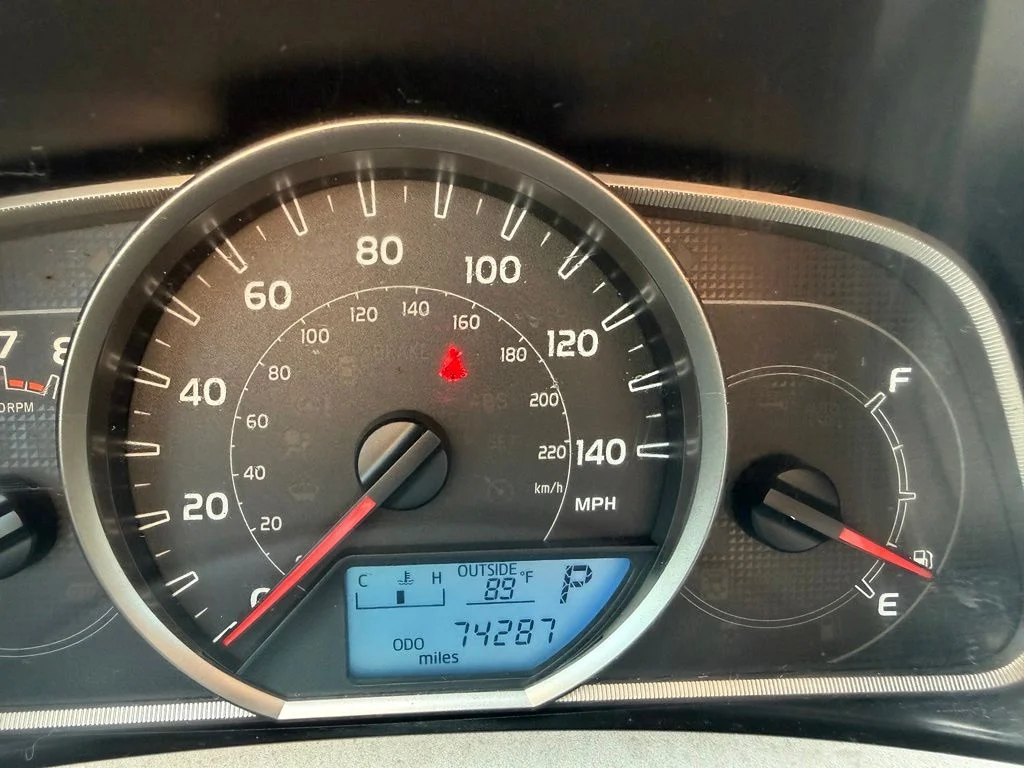 Used 2015 Gray Toyota LE image 26