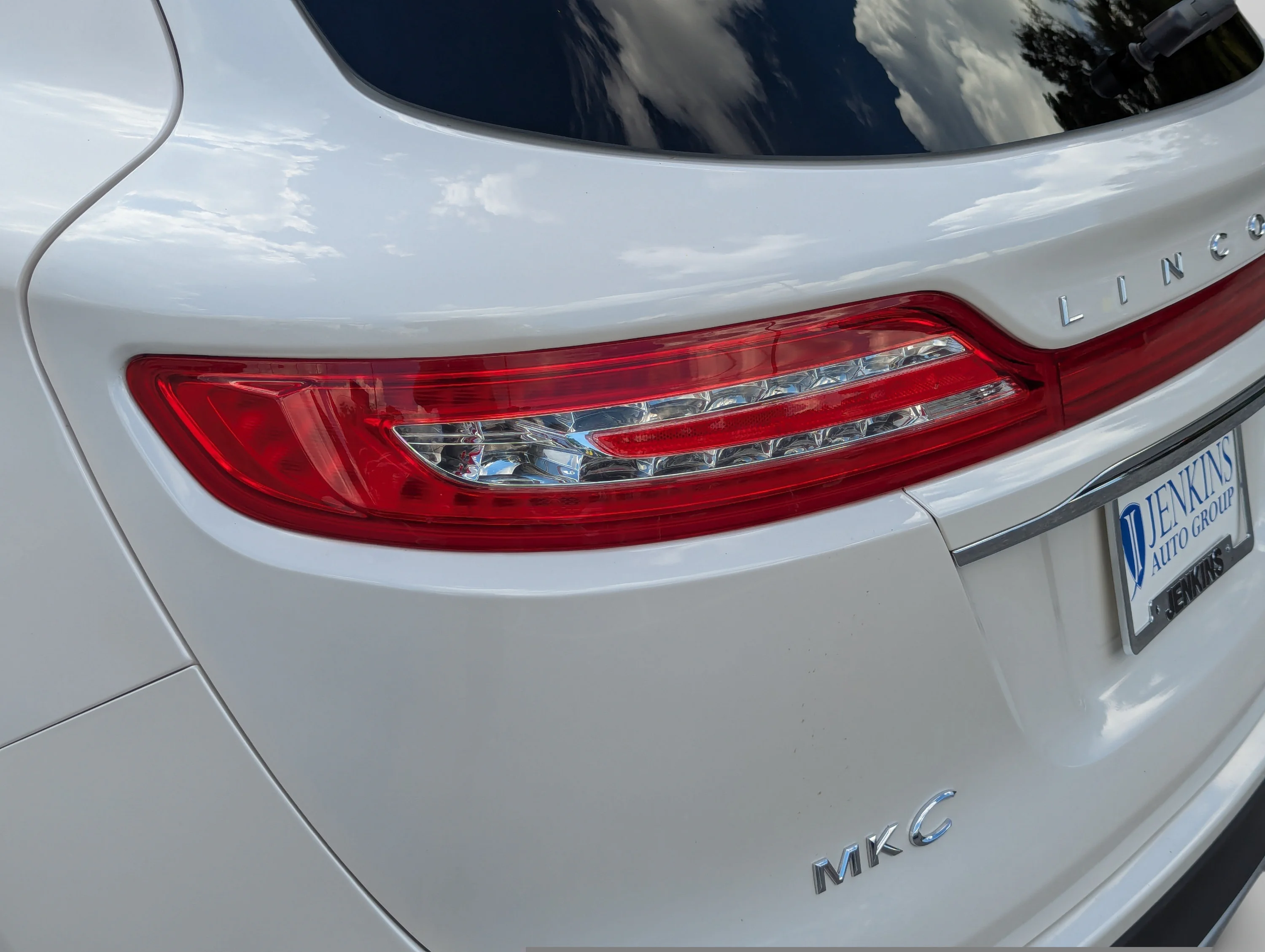 Used 2019 White Platinum Clearcoat Metallic Lincoln Reserve image 18