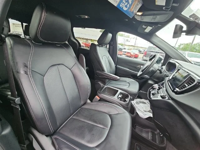 Used 2025 Black Chrysler Select image 31