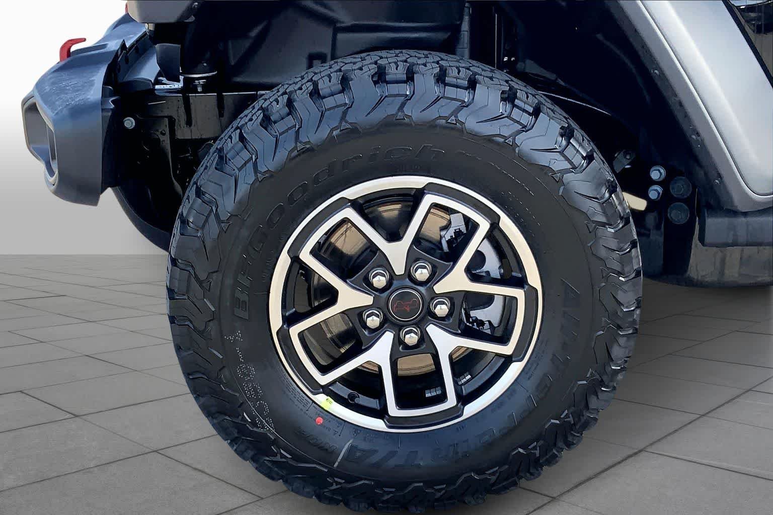 New 2026 Black Clear-Coat Exterior Paint Jeep Rubicon image 11