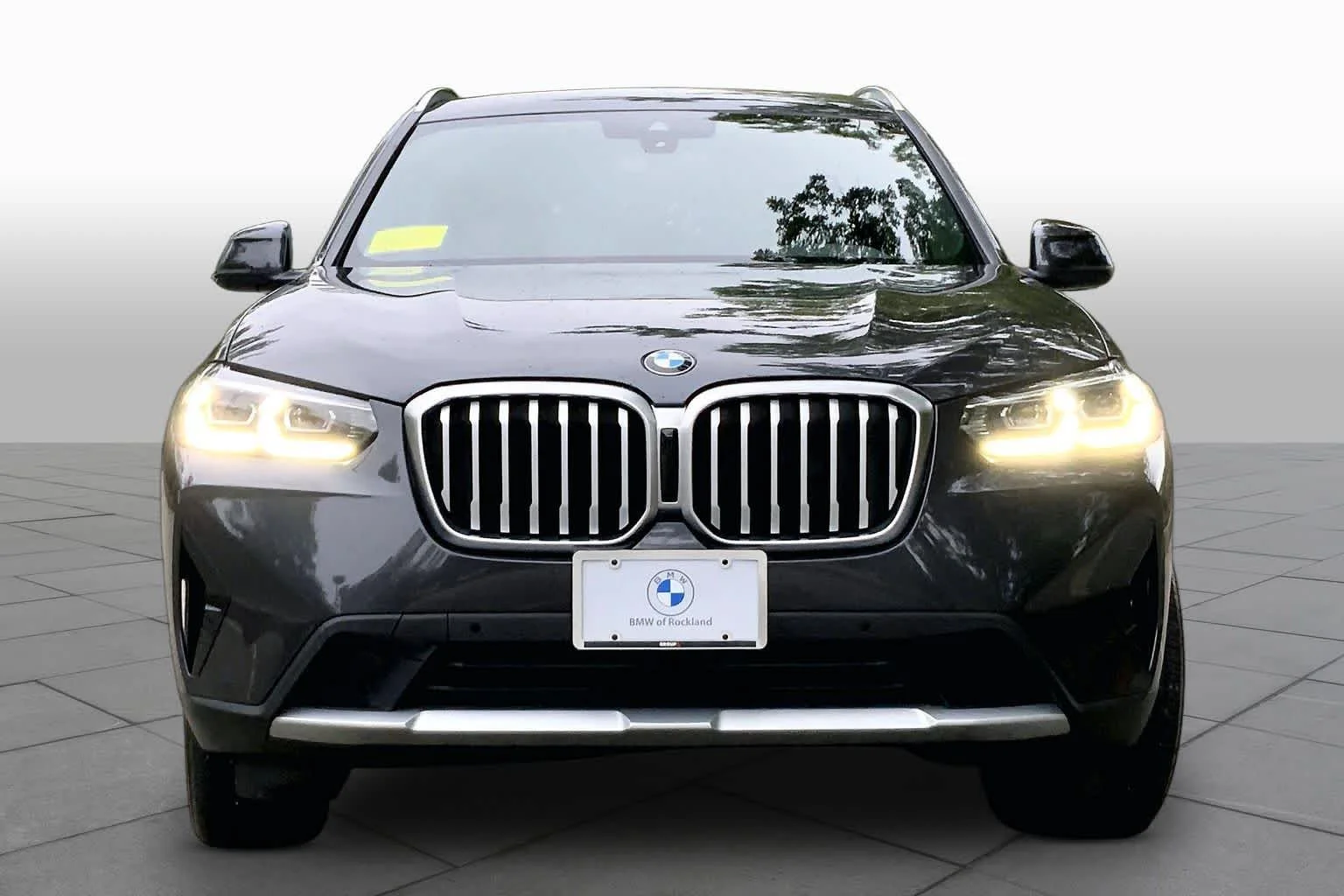 Used 2022 Dark Graphite Metallic BMW xDrive30i image 3