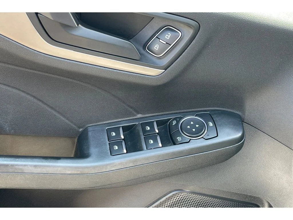 Used 2022 ICONIC SILVER Ford SE image 13