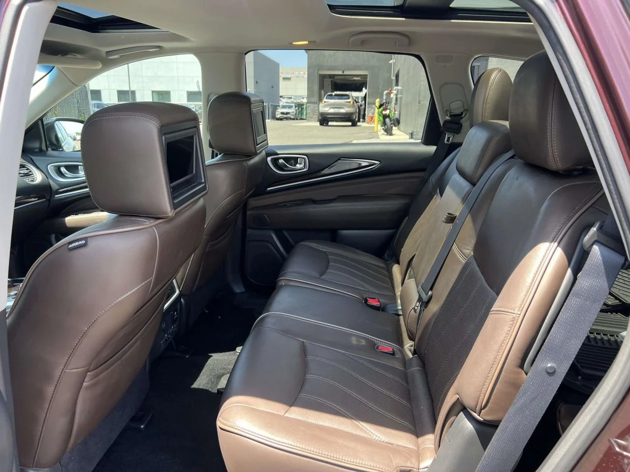 Used 2014 Midnight Garnet INFINITI Base image 17