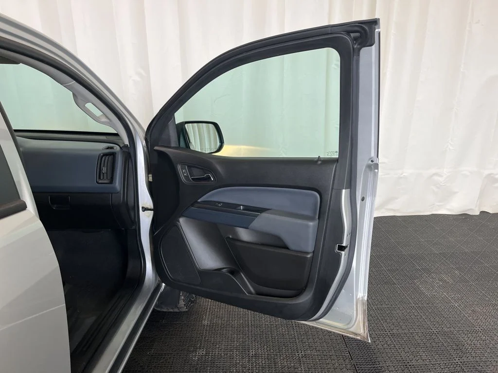 Used 2020 Silver Chevrolet Z71 image 17
