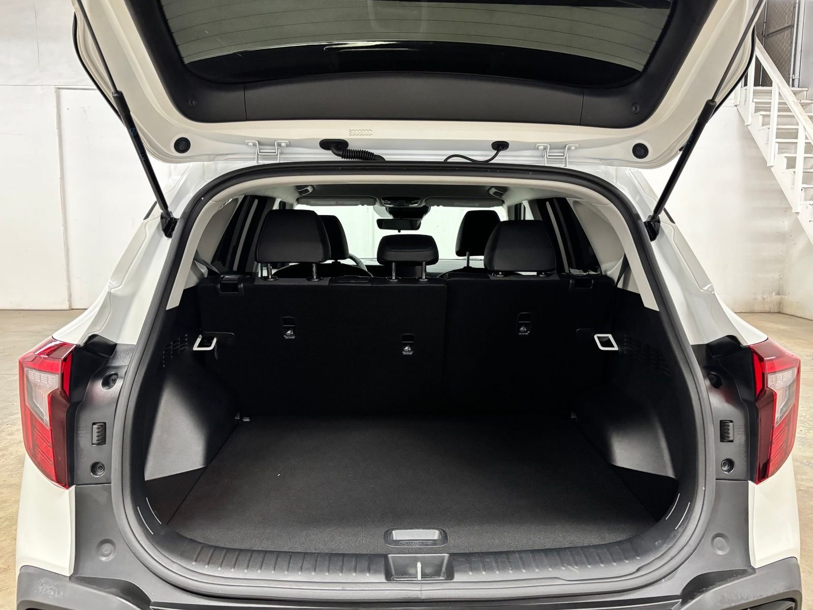 Used 2025 White Kia S image 23