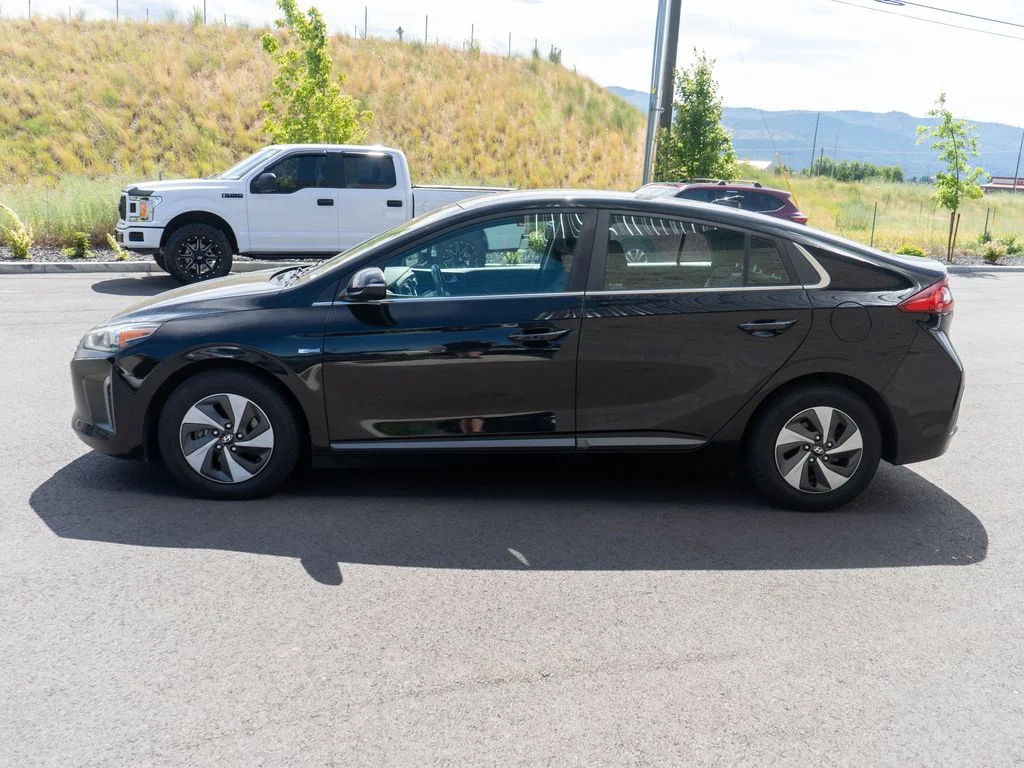 Used 2017 Black Hyundai SEL image 4