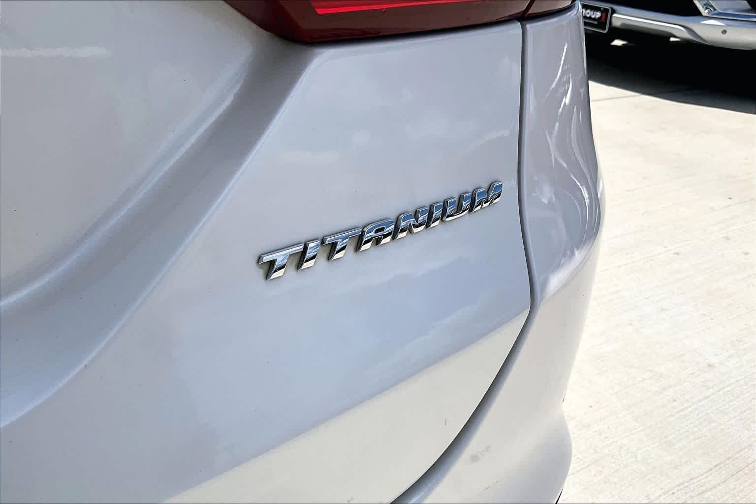 Used 2017 White Platinum Metallic Tri-Coat Ford Titanium image 10