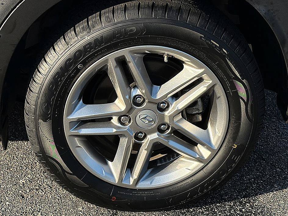 Used 2023 Cyber Silver Hyundai SE image 6