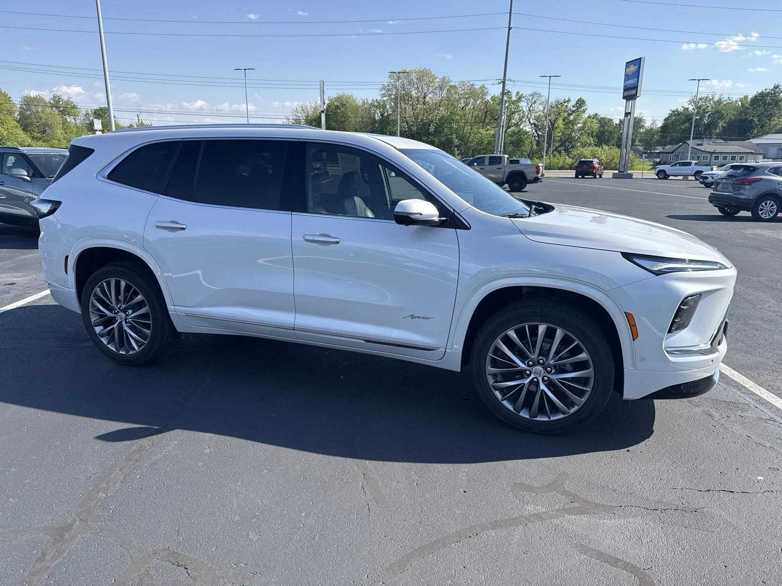 Used 2025 White Frost Tricoat Buick Avenir image 2