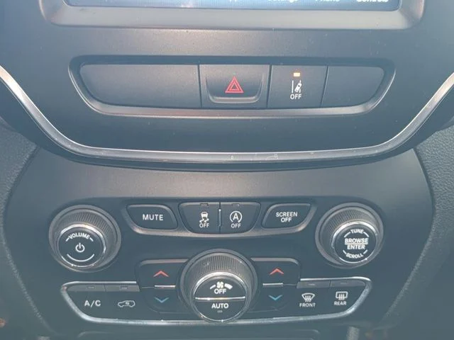 Used 2022 White Jeep Latitude Lux image 22