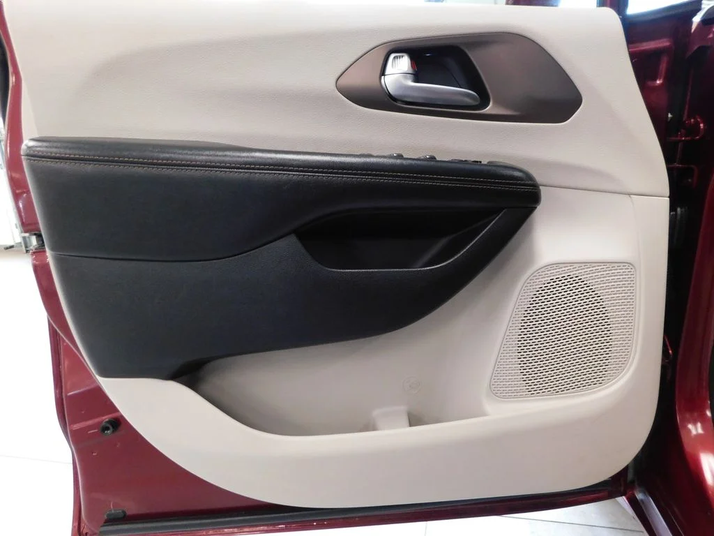 Used 2019 Velvet Red Pearlcoat Chrysler Touring L image 13