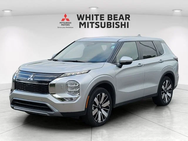 Certified Used 2025 Alloy Silver Metallic Mitsubishi SE image 2