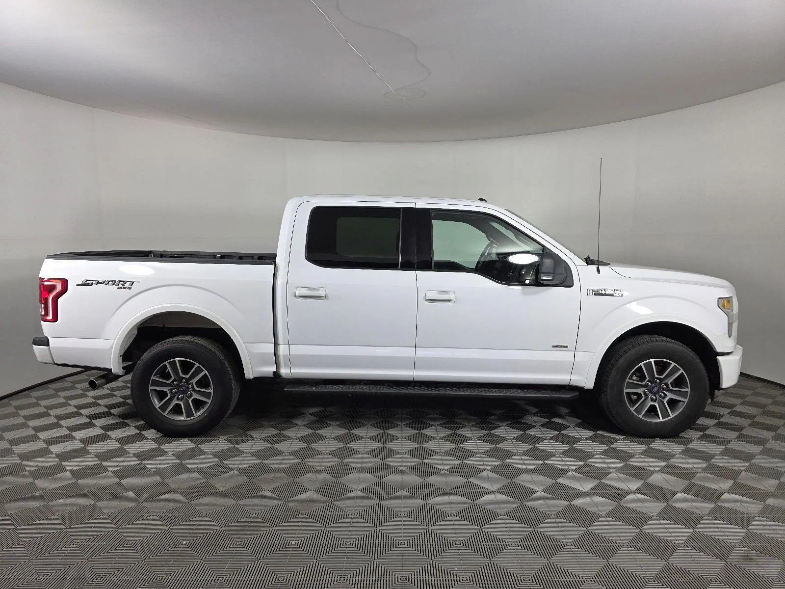 Used 2016 Oxford White Ford XLT image 10