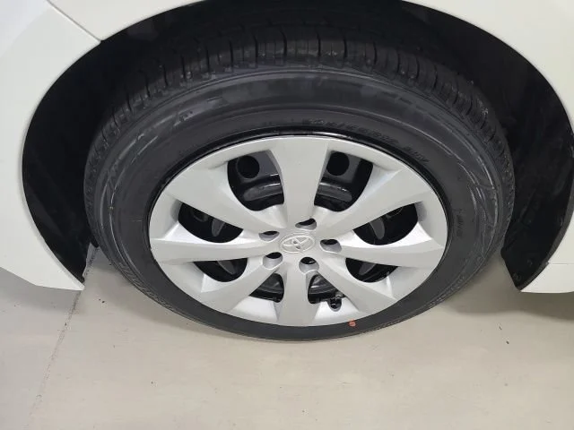 Used 2022 White Toyota LE image 33