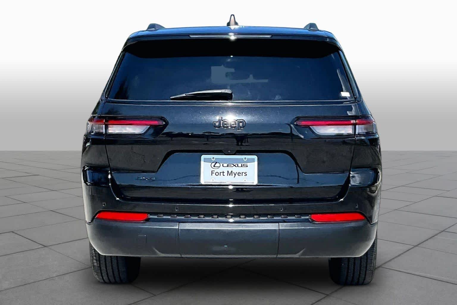 Used 2023 Diamond Black Crystal Pearlcoat Jeep Altitude image 5