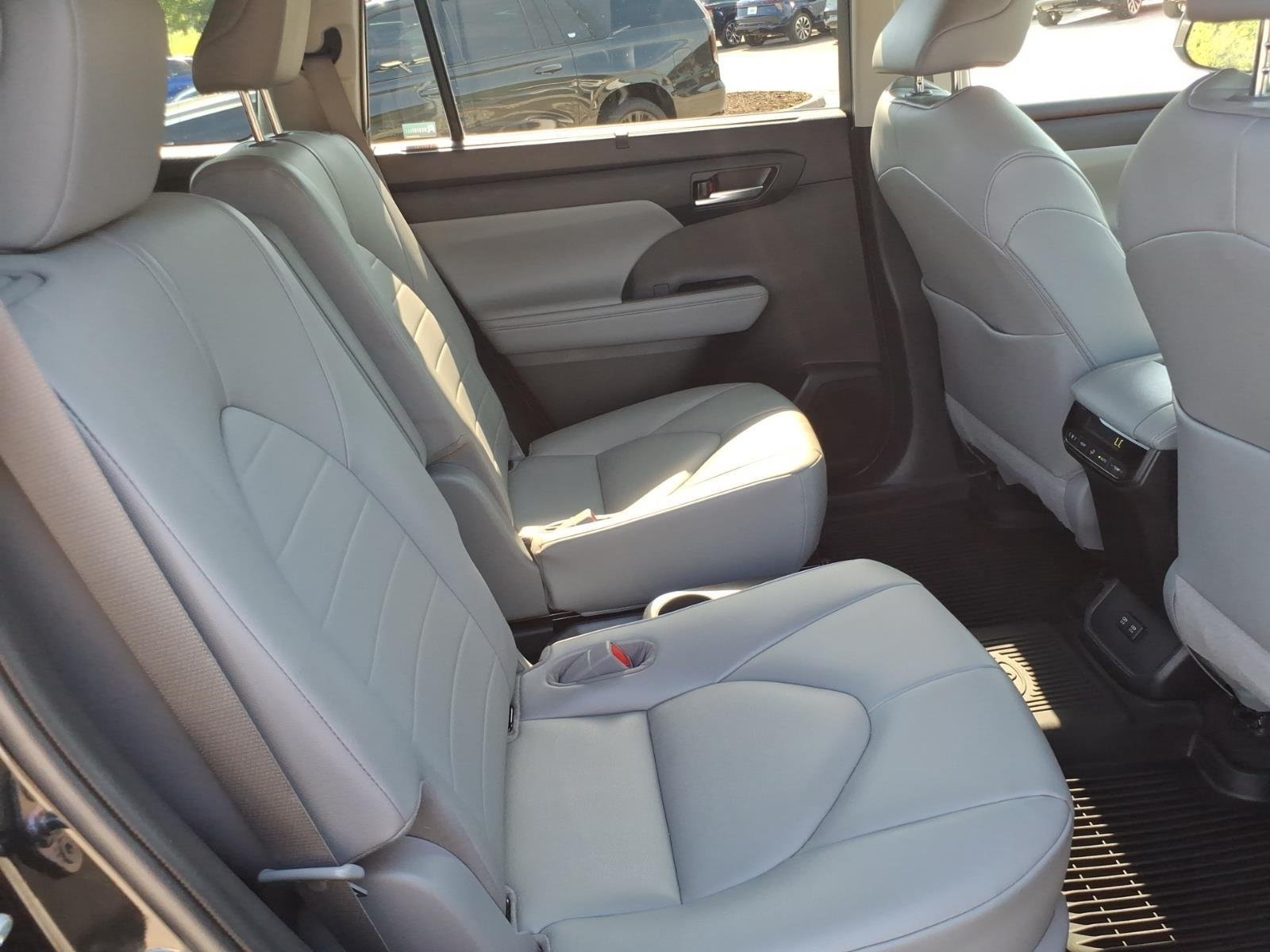 Used 2020 Midnight Black Metallic Toyota Hybrid XLE image 26