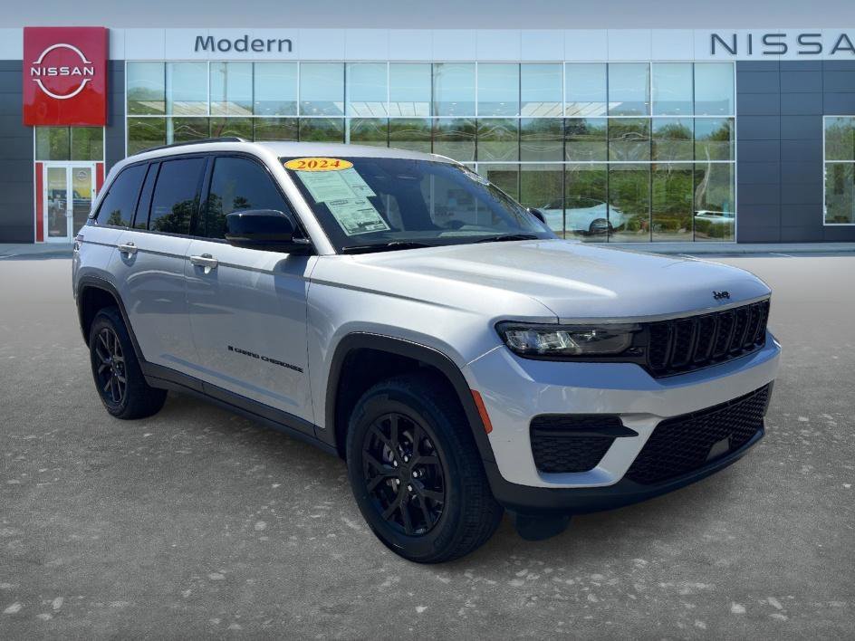 Used 2024 Silver Zynith Jeep Altitude image 3