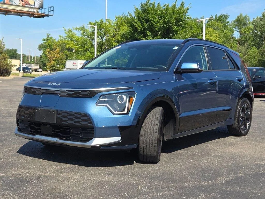 Used 2023 Mineral Blue Kia Wind image 3