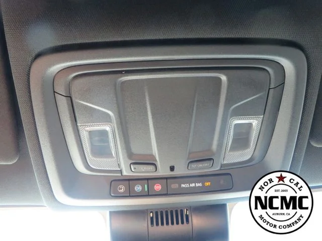 Used 2025 White GMC AT4 image 30