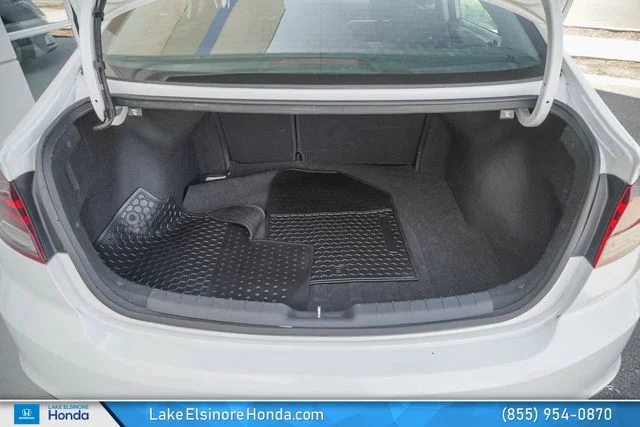 Used 2020 Quartz White Pearl Hyundai SE image 29