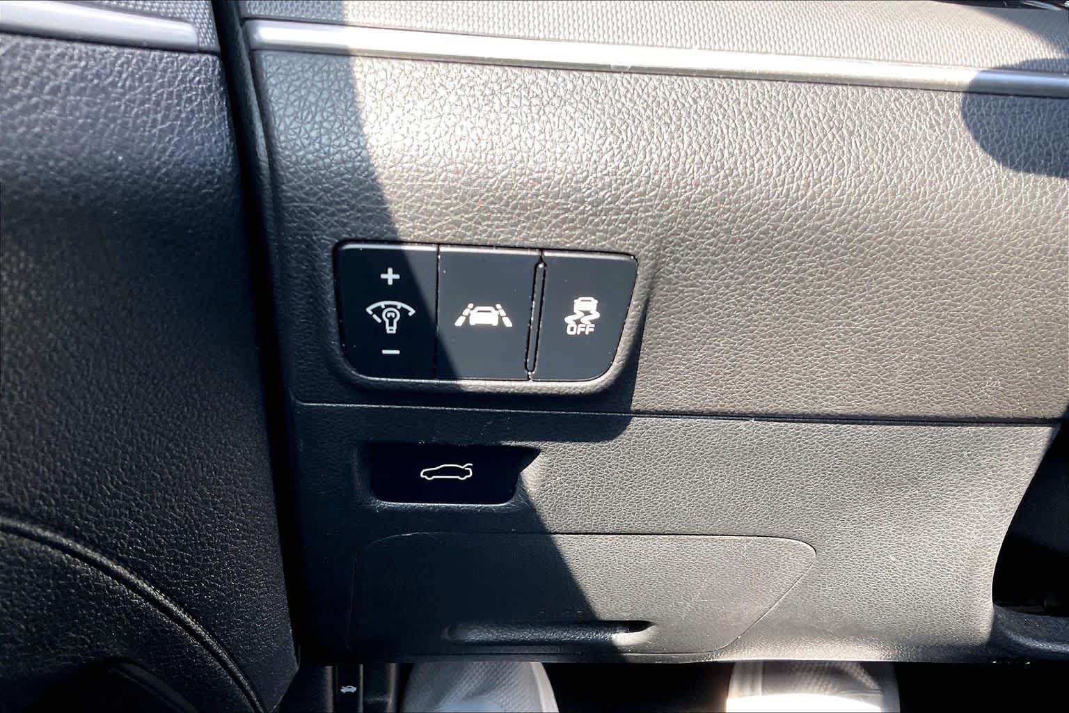 Used 2022 Everlasting Silver Kia LXS image 35