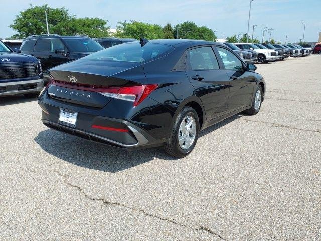 New 2026 Abyss Black Hyundai SE image 6