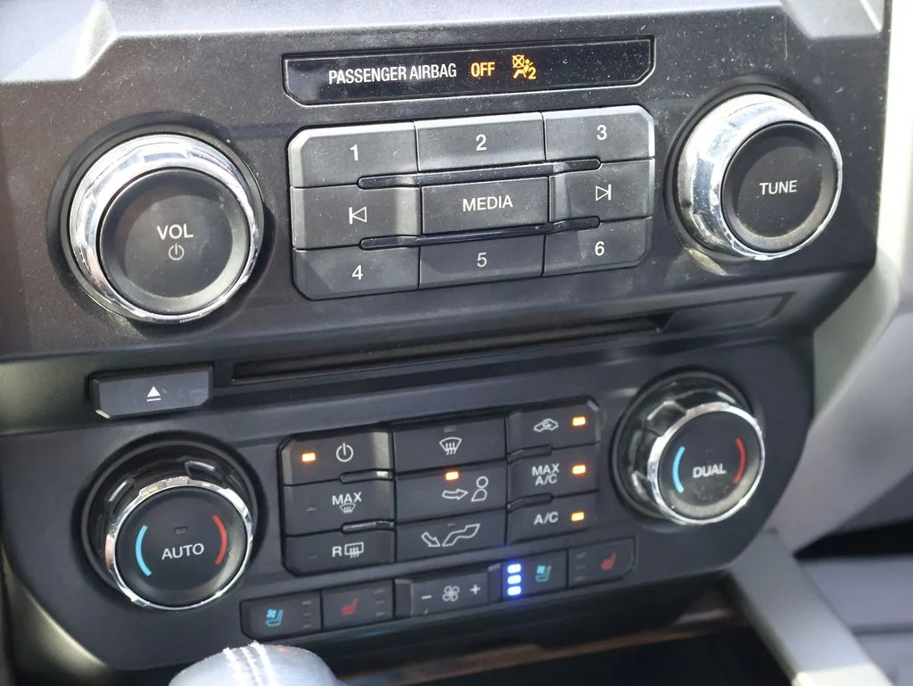 Used 2018 Magnetic Ford Lariat image 37