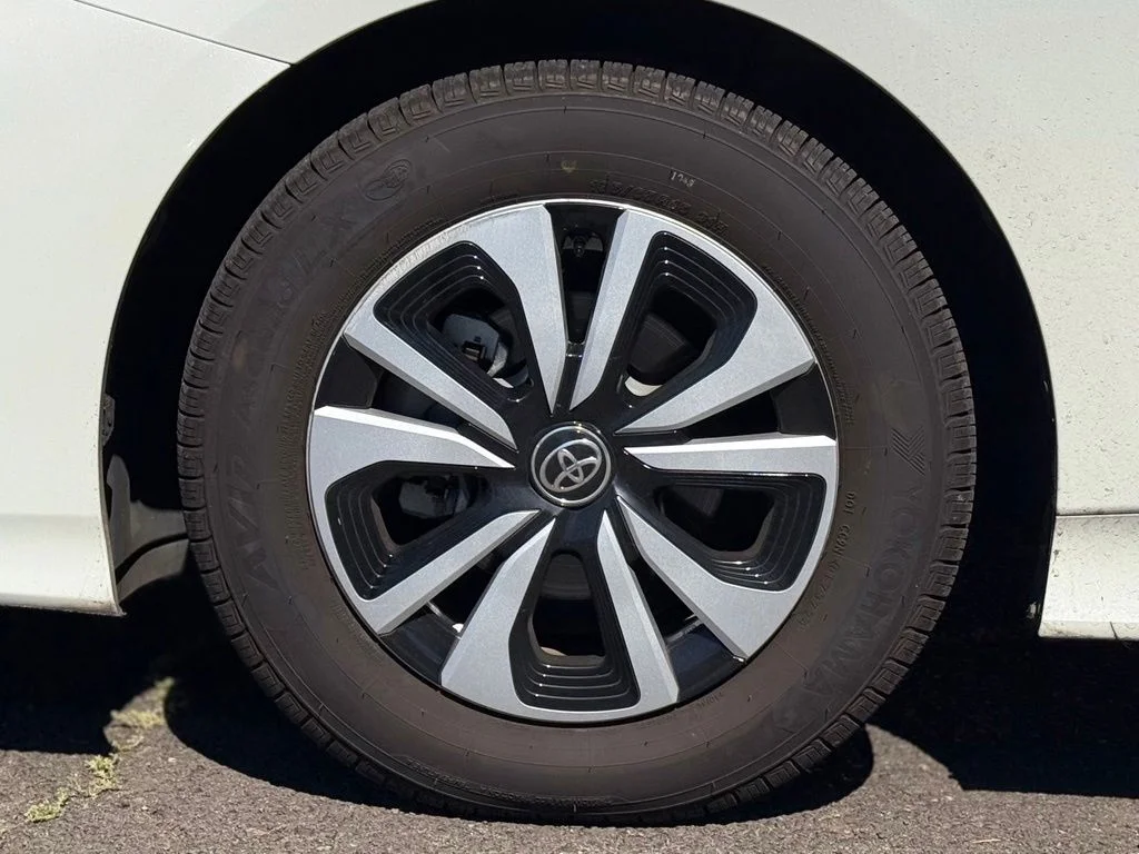 Used 2018 White Toyota Premium image 9