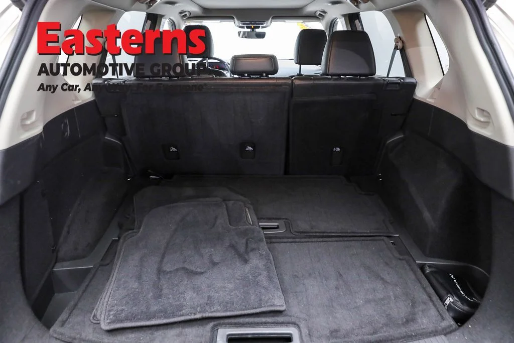 Used 2022 Silver Nissan SL image 9
