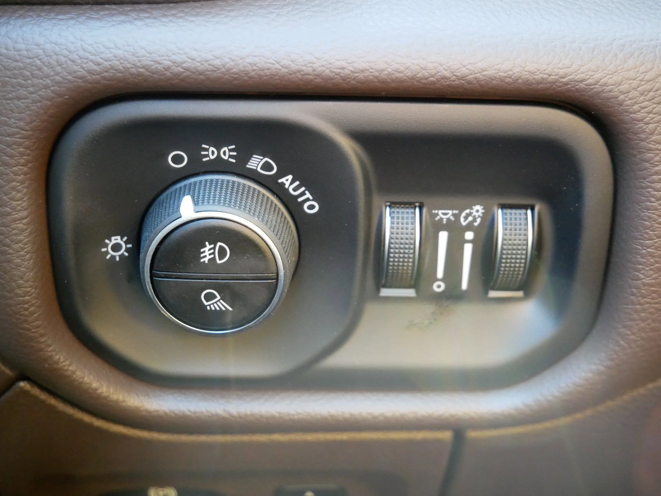 New 2026 Ivory White Tri-Coat Pearl-Coat Exterior Paint RAM Laramie image 13