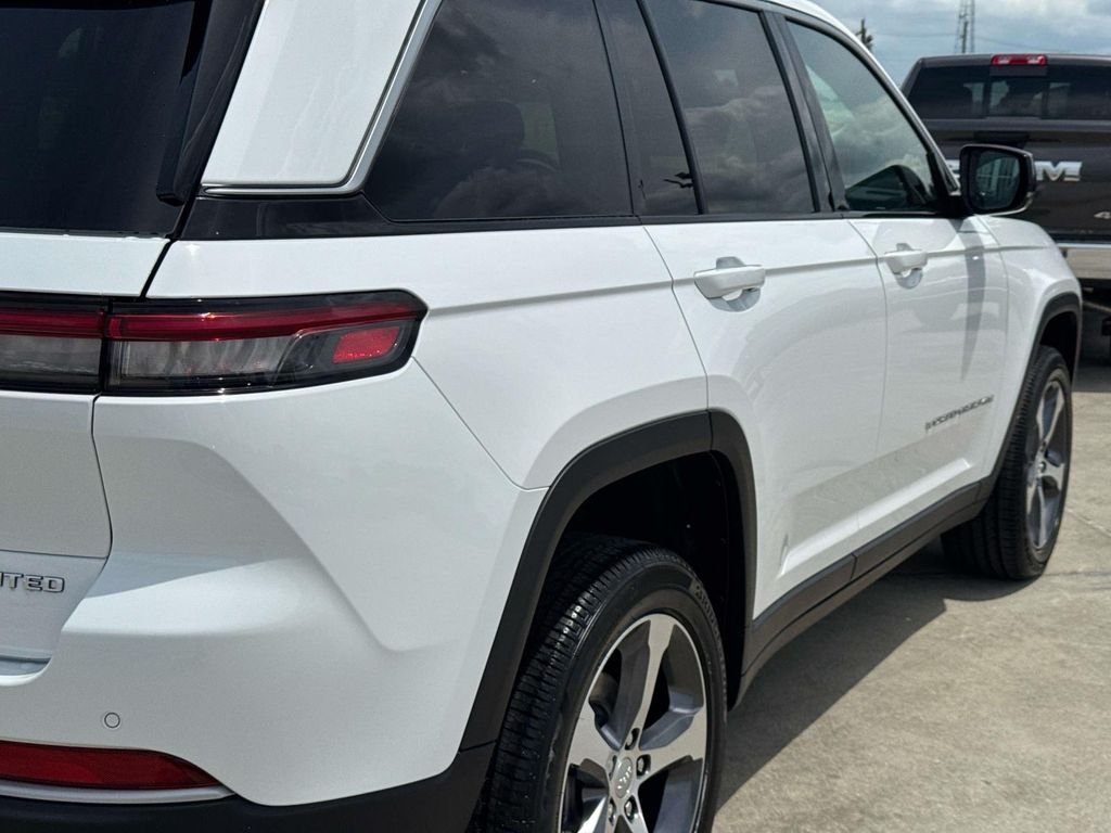 New 2026 Bright White Clear-Coat Exterior Paint Jeep Limited image 18