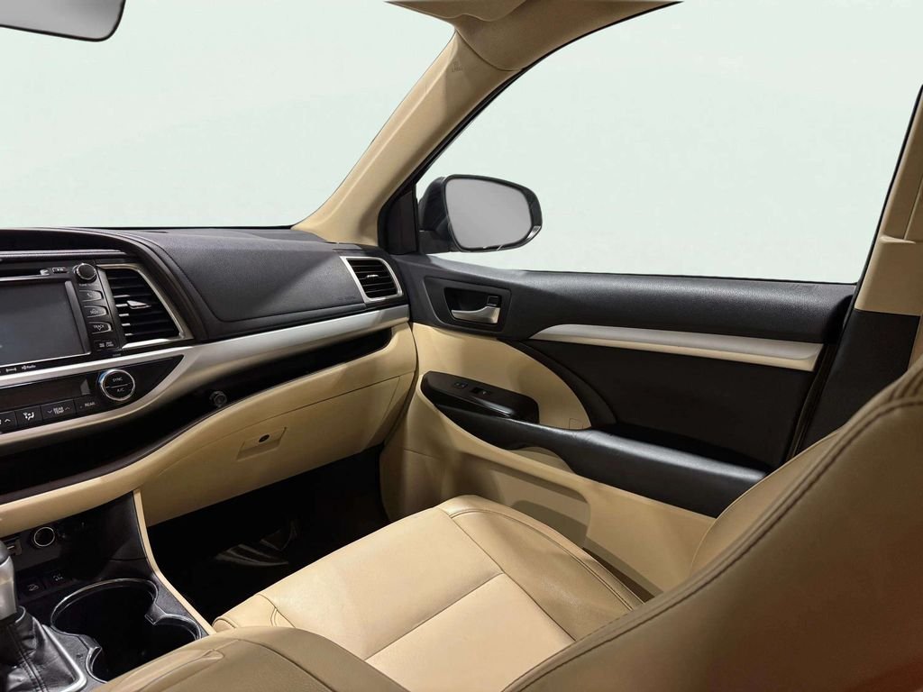 Used 2019 White Toyota XLE image 11