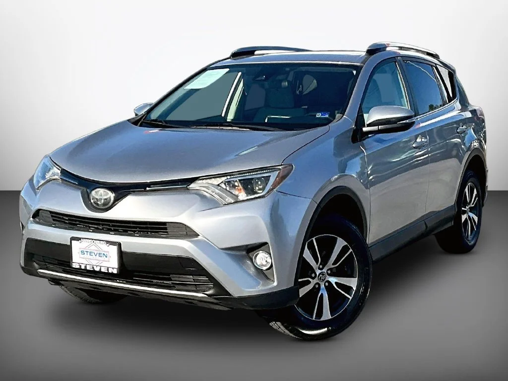 Used 2018 Silver Toyota XLE image 3