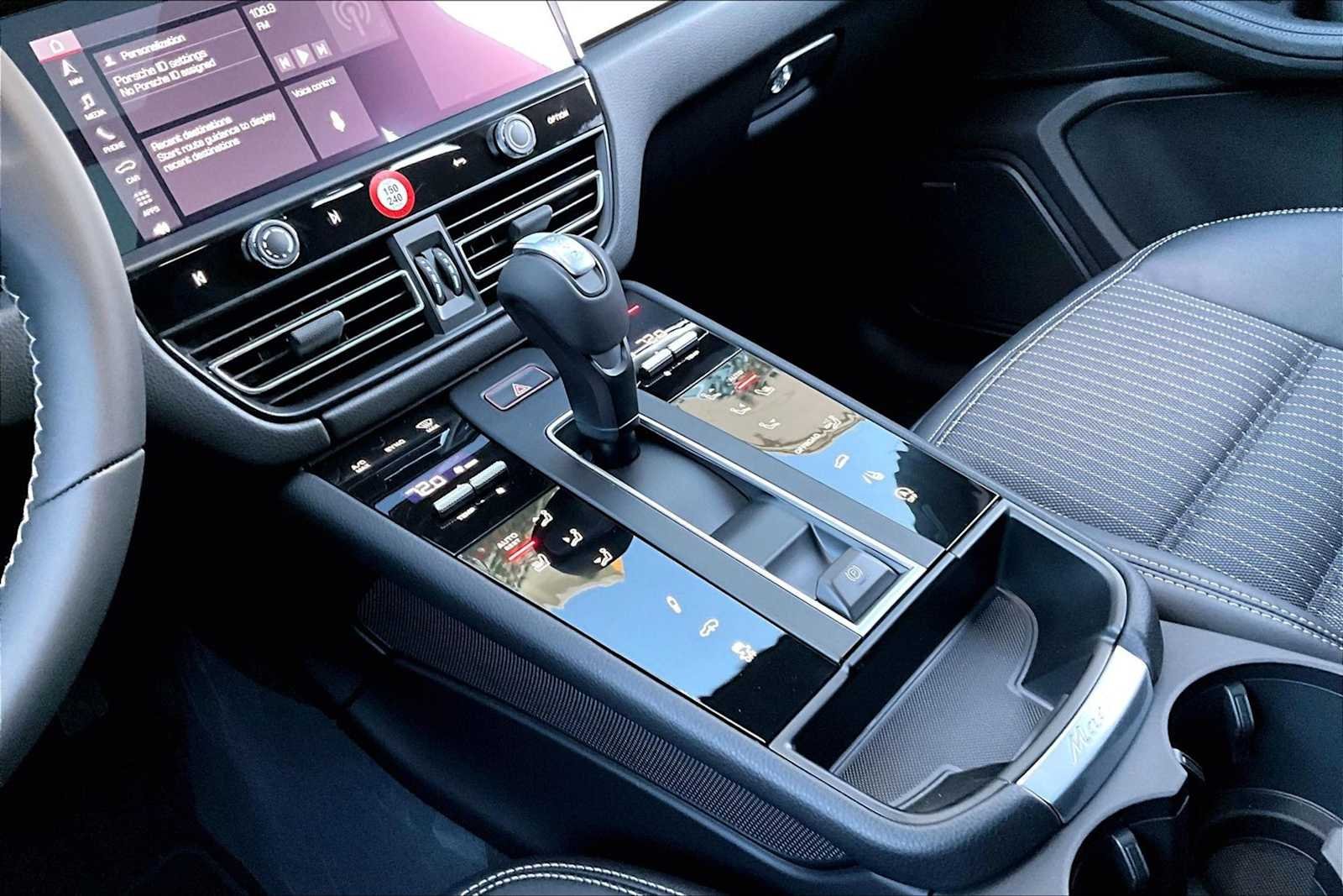 2026 Porsche Macan T - Photo 17