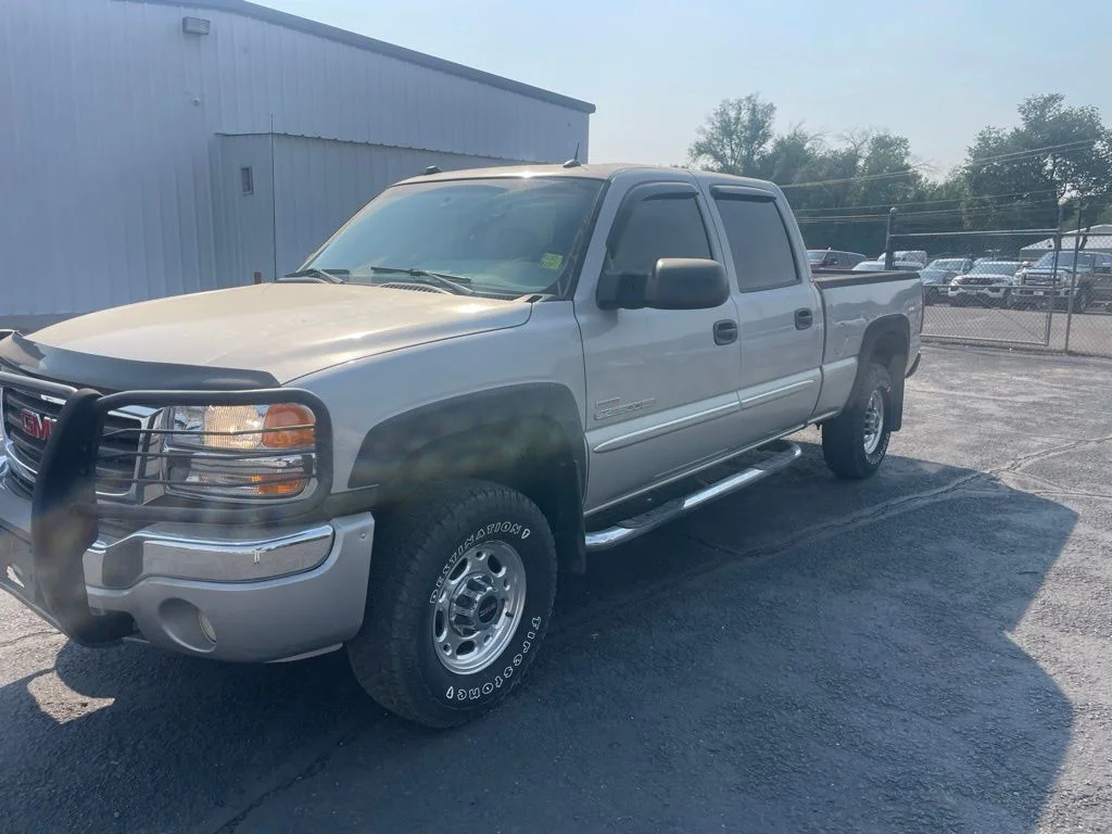 Used 2004 Silver GMC SLT image 2