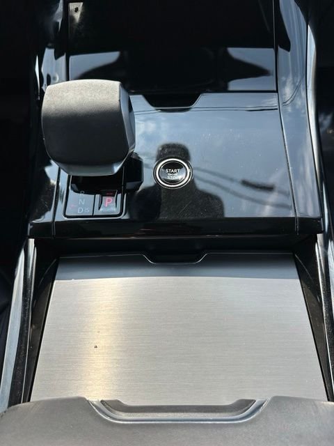 Used 2024 White Land Rover SE image 40