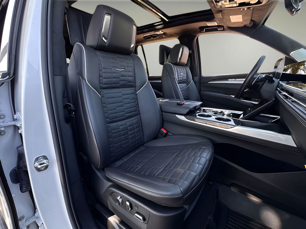 Used 2025 White Cadillac V-Series image 24