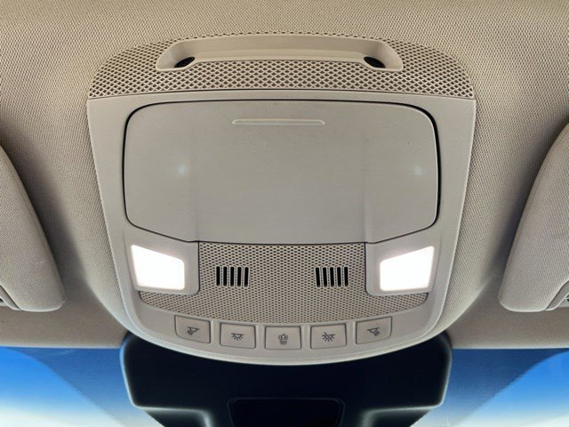Used 2019 White Platinum Clearcoat Metallic Lincoln Select image 31