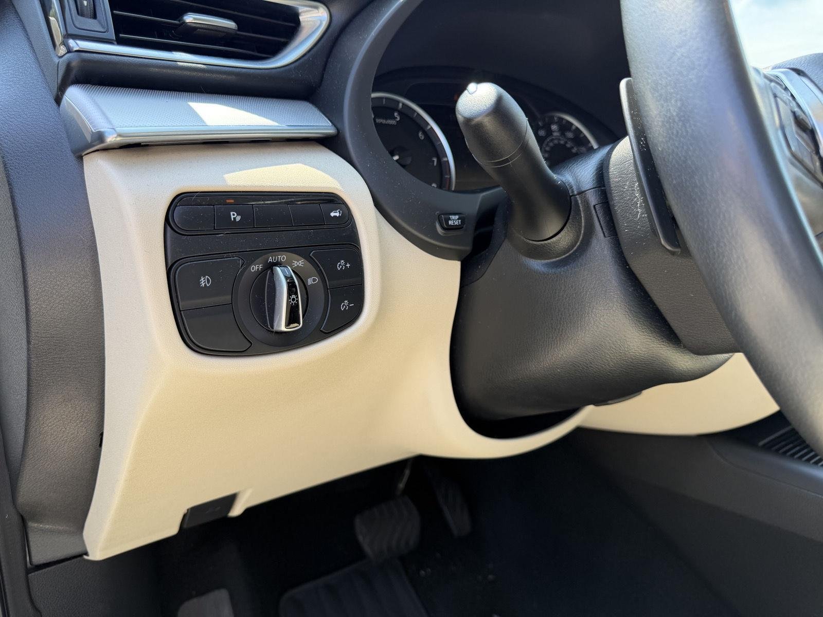 Used 2020 Majestic White INFINITI LUXE image 7