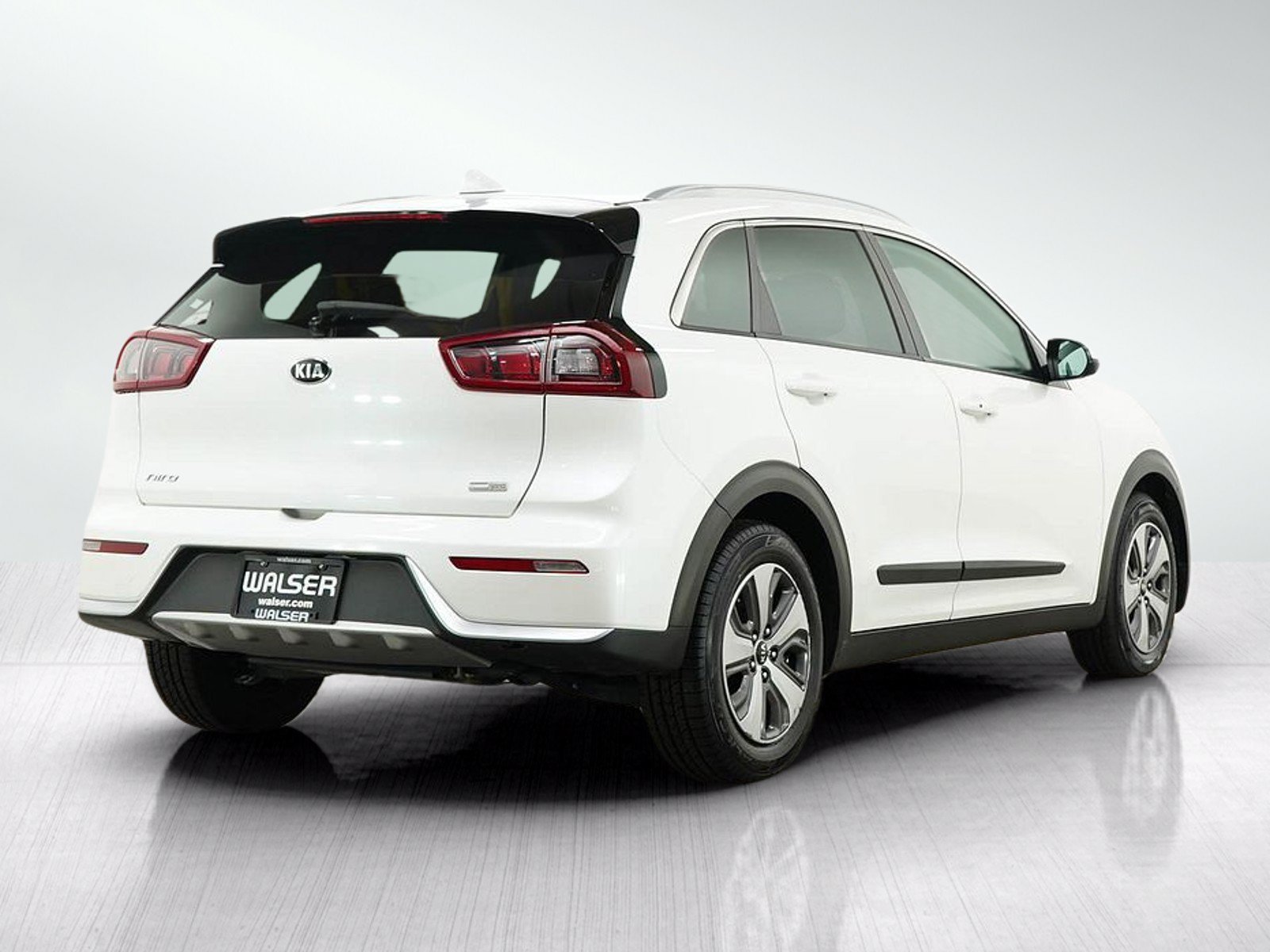 Used 2018 Snow White Pearl Kia LX image 5