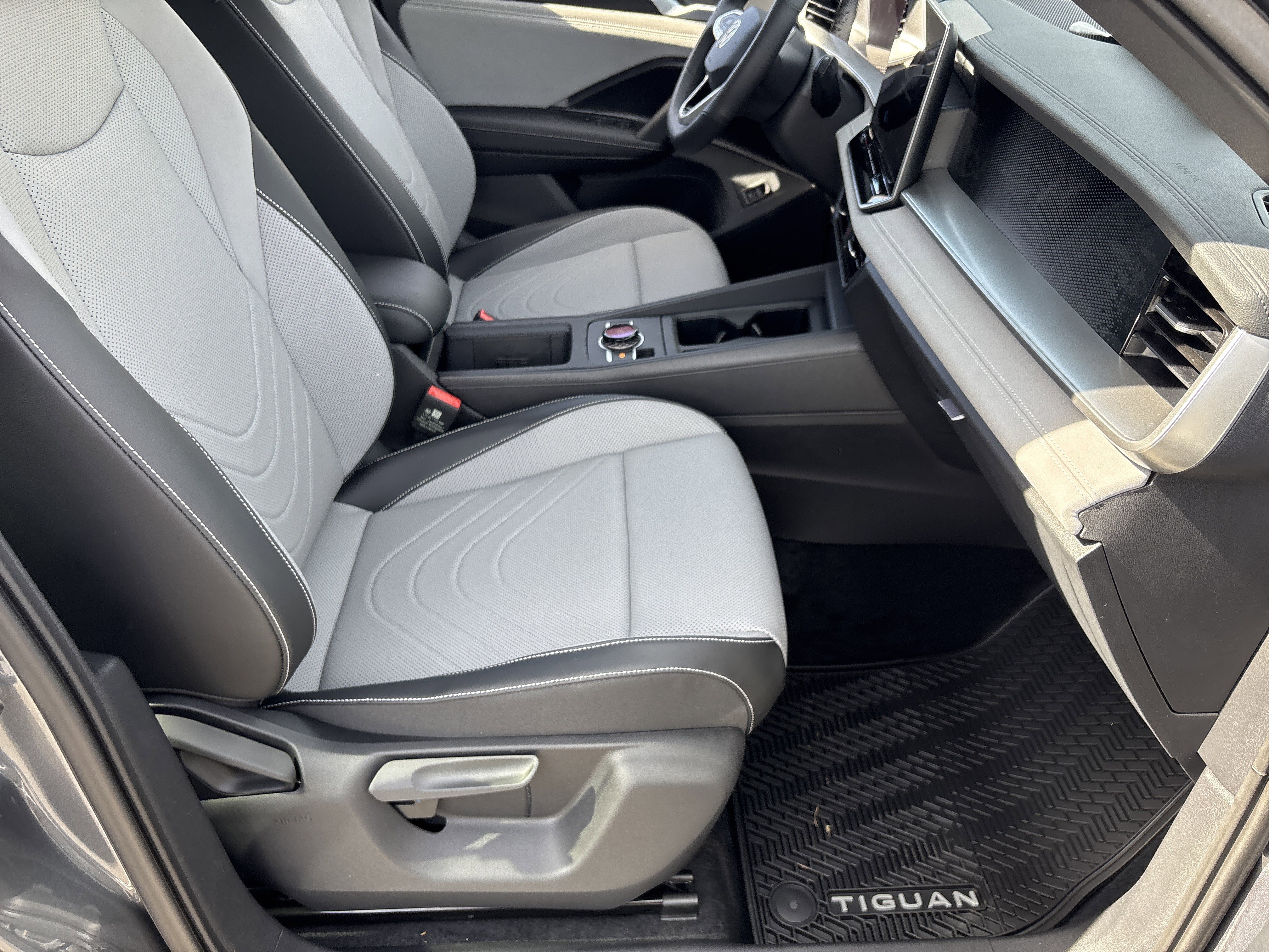 New 2026 Platinum Gray Metallic Volkswagen SE R-Line Black image 7