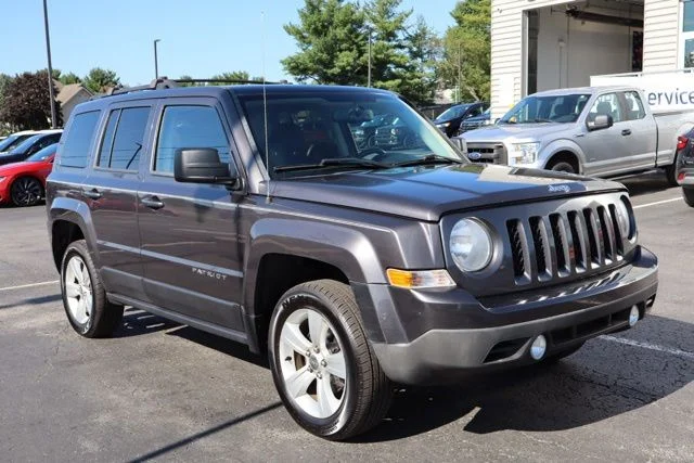 Used 2014 Granite Crystal Clearcoat Metallic Jeep Latitude image 11