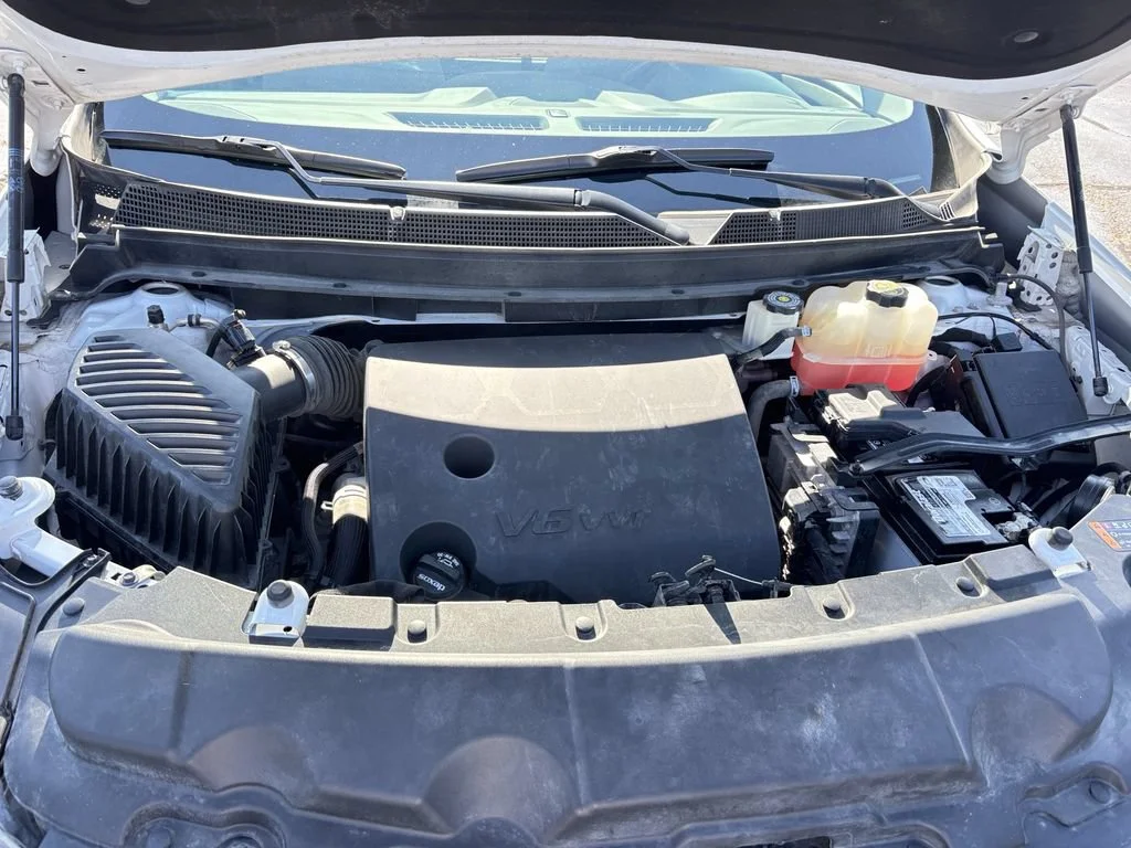 Used 2021 SUMMIT WHITE Chevrolet LT Cloth image 23