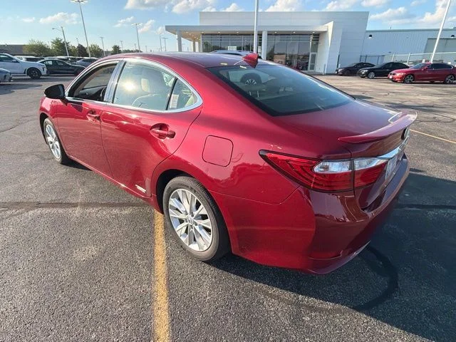 Used 2015 Red Lexus 300h image 7