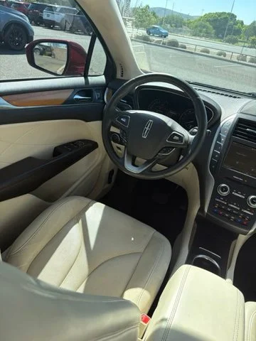 Used 2015 Red Lincoln Base image 12